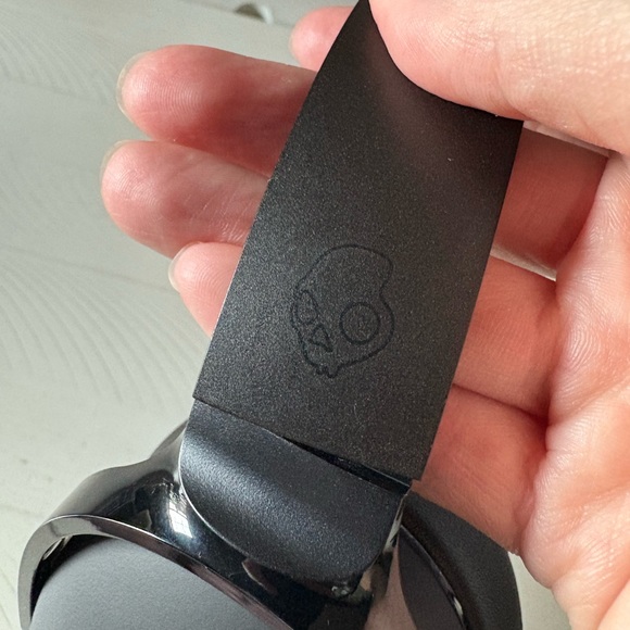 Skullcandy Black Wireless Over-Ear Headphones - Picture 3 of 5